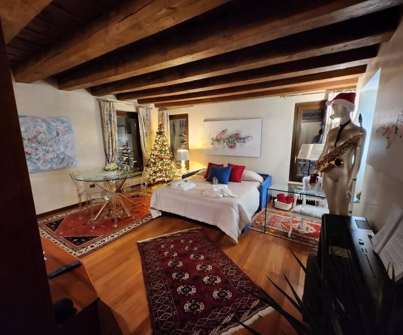 Juliets Bed Art Apartment *