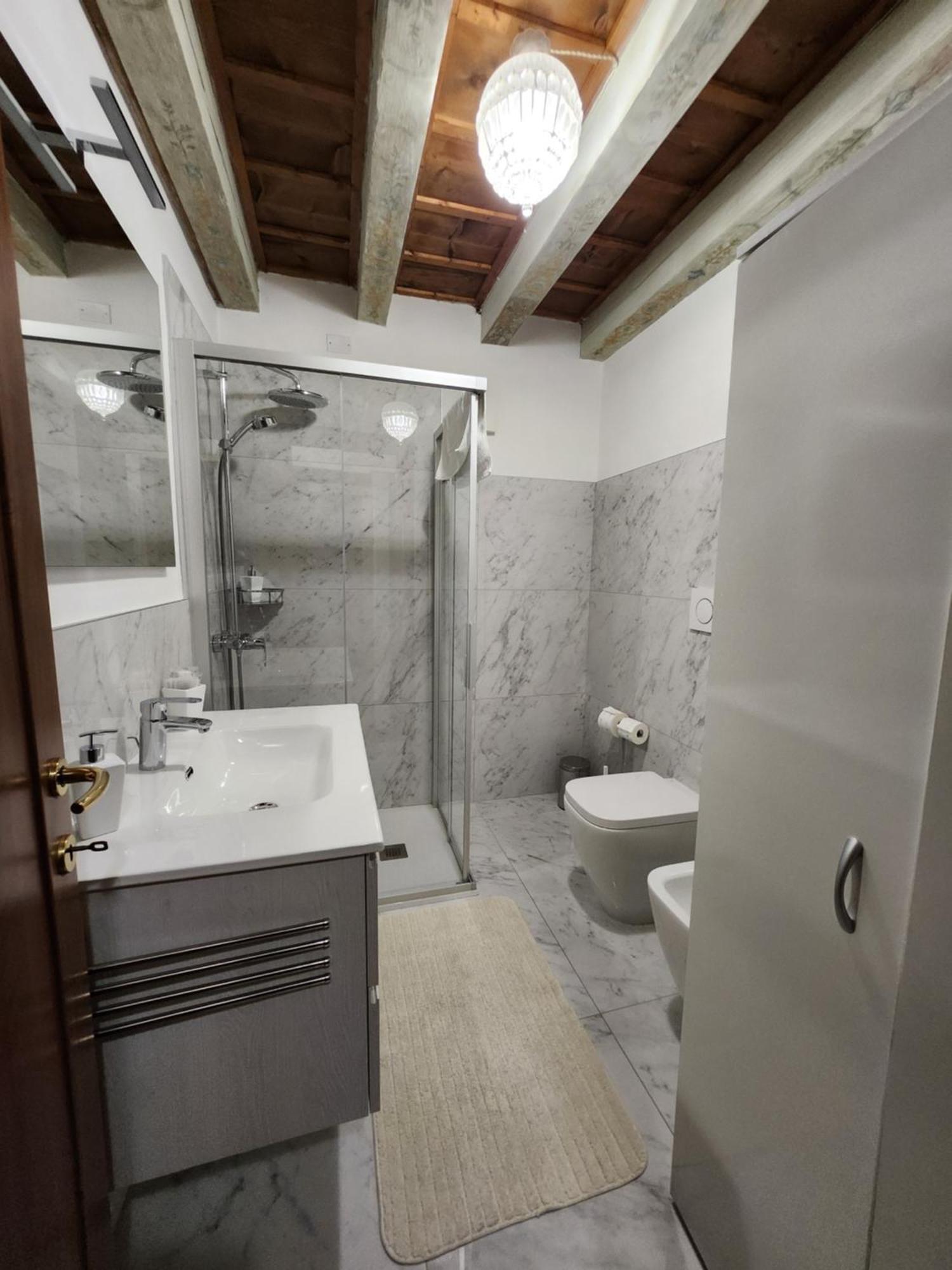 Juliets Bed Art Apartment Verona
